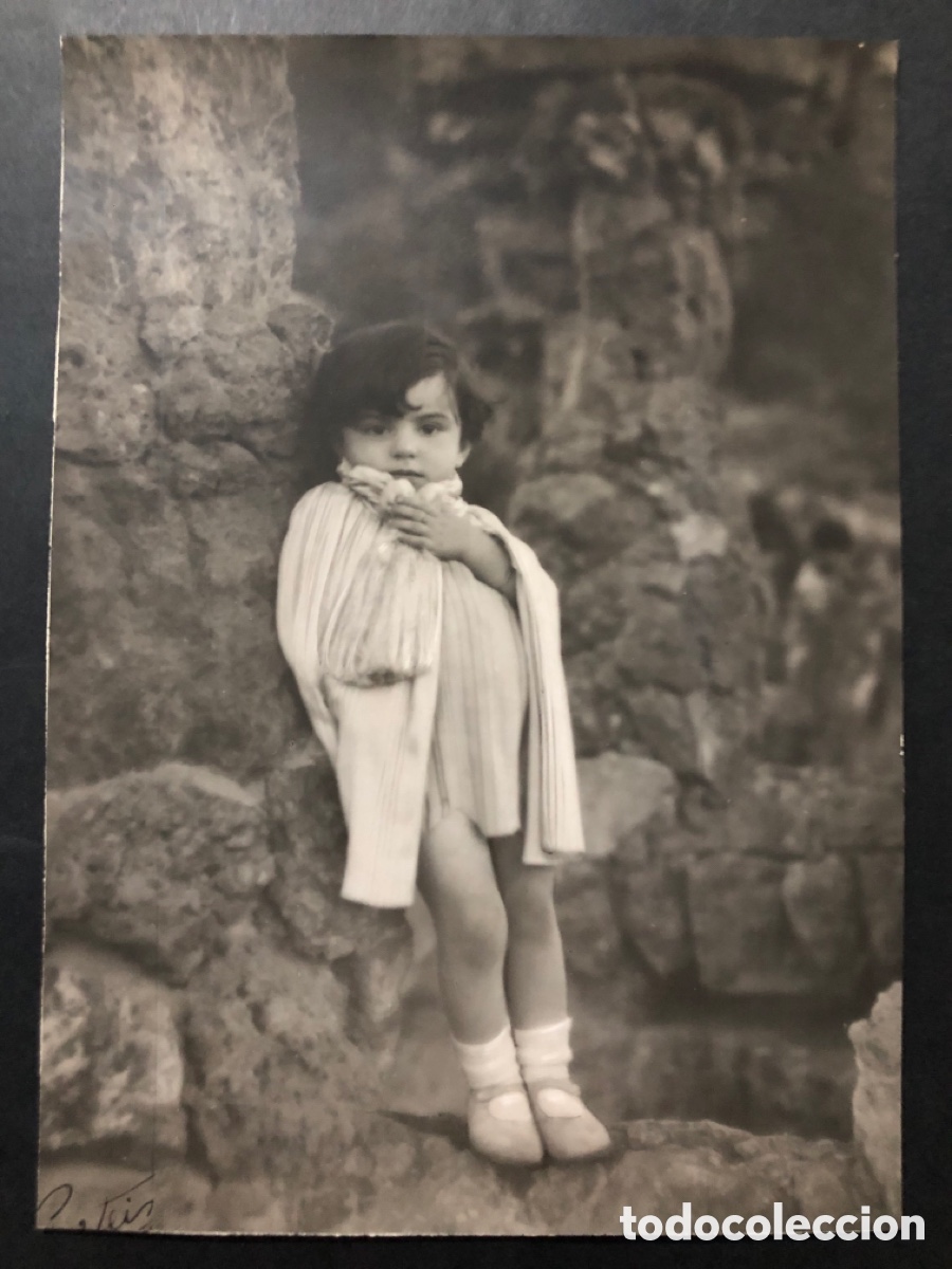 Cin&eacute;ma: Foto original de la actriz infantil Raquel teixido en el pueblo de Berga Barcelona 17 x 24 cm