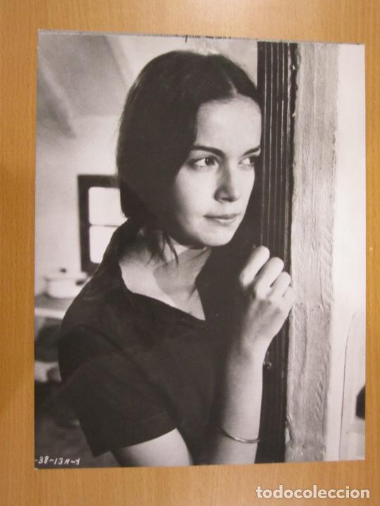 L'actrice française, Anicée Alvina, dans son appartement à Paris le