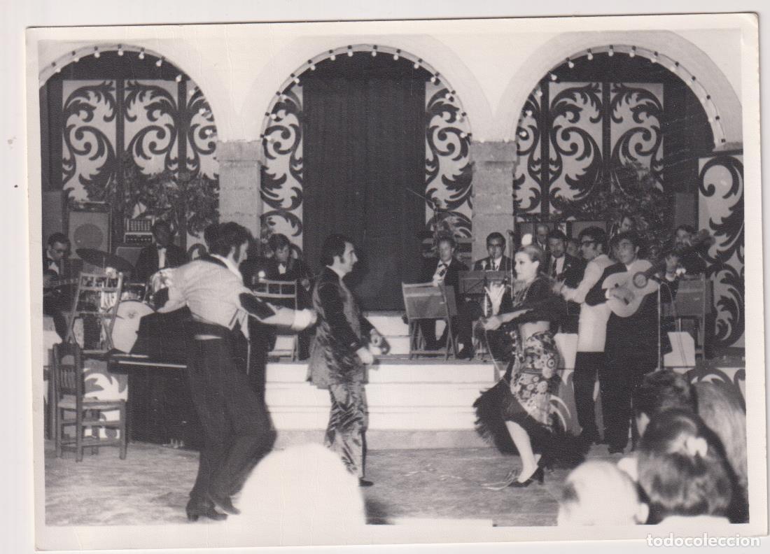 Cine: Fotograf&iacute;a (18x12,5 cms.) Carmen Sevilla. Al dorso: 8 de Agosto 1970. Fiesta de la Cruz roja. El Pue