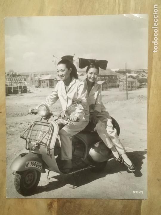 Cine: 55 dias en pekin nicholas ray vespa motocicleta foto original estreno