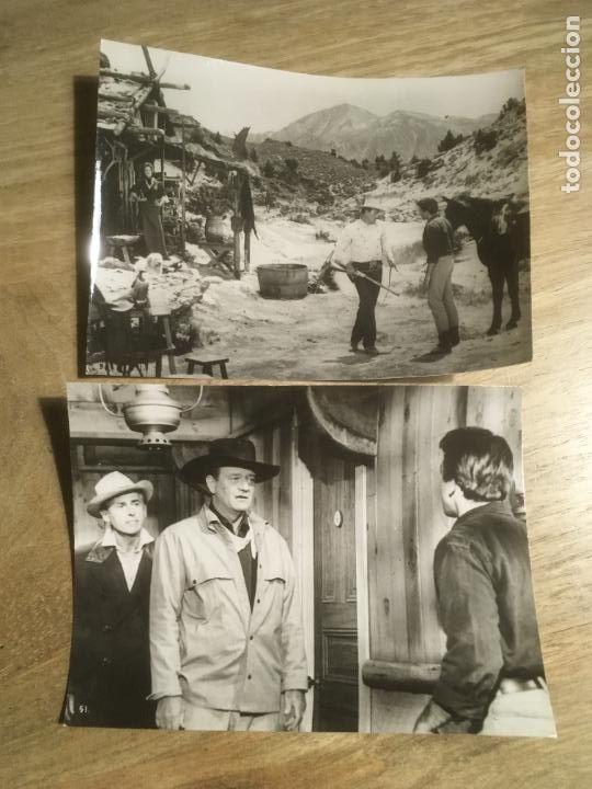Cine: alaska tierra de oro john wayne stewart granger 2 fotos originales antiguas