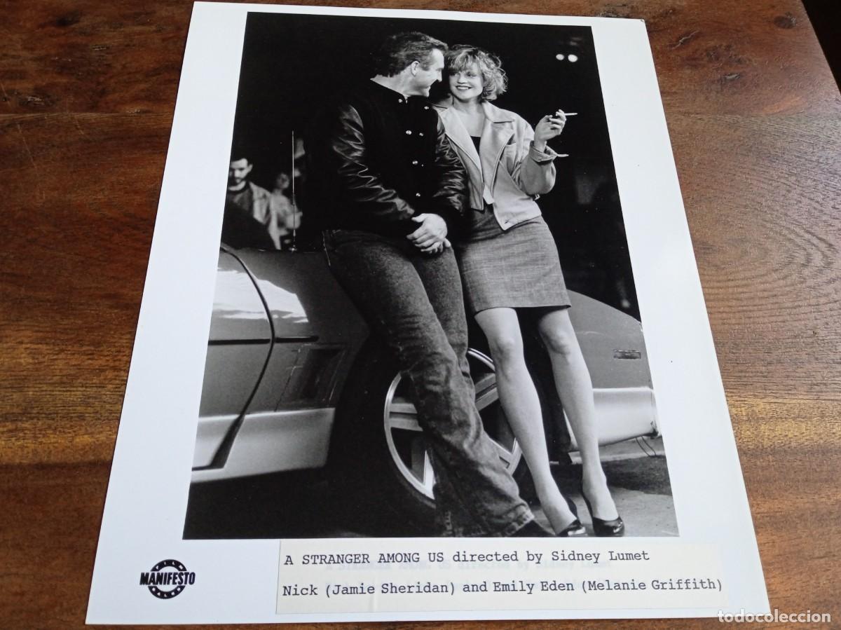 Kino: Una extra&ntilde;a entre nosotros - Melanie Griffith, Jamie Sheridan - Foto original B/N Columbia 1993