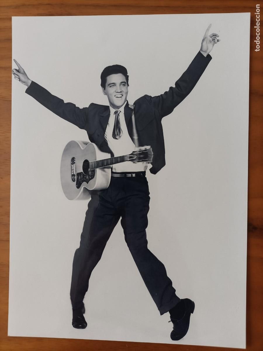 Cine: ELVIS PRESLEY FOTO EN UNA ACTUACI&Oacute;N MUSICAL. 21X15 CTMS.