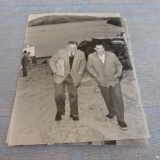 Cine: FOTO MATE (11 X 15) 1957 DALÍ Y GALA EN PORTLLIGAT SON VISITADOS POR WALT DISNEY Y ESPOSA