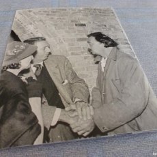 Cinema: FOTO MATE (11 X 15) 1957 DALÍ Y GALA EN PORTLLIGAT SON VISITADOS POR WALT DISNEY Y ESPOSA
