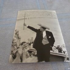 Cine: FOTO MATE (11 X 15) 1961 HOMENAJE A DALÍ EN PLAZA DE TOROS
