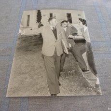 Cine: FOTO MATE (11 X 15) 1957 DALÍ Y GALA EN PORTLLIGAT SON VISITADOS POR WALT DISNEY Y ESPOSA