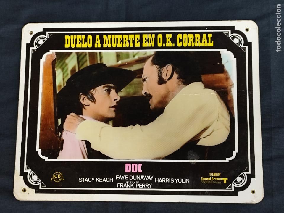 Cine: FOTOCROMO CARTON - DUELO A MUERTE EN OK CORRAL - FAYE DUNAWAY - 38,5 CM X 29 CM -