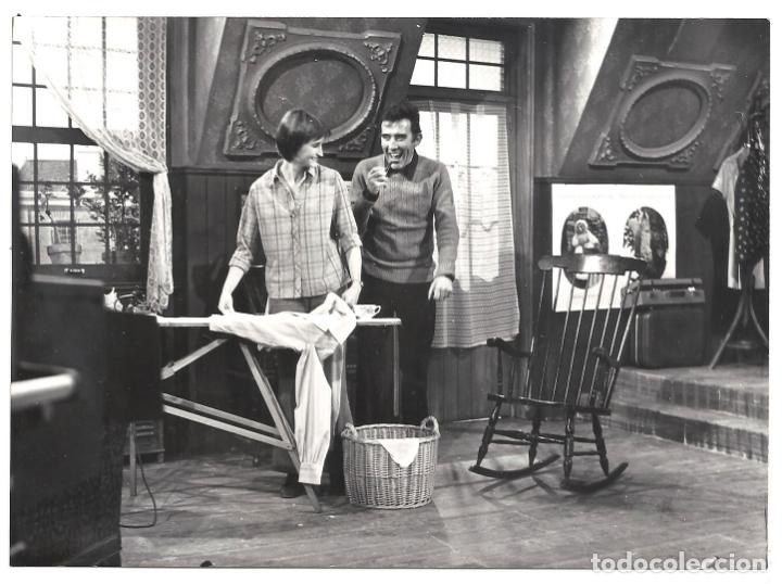 Cin&eacute;ma: F34780 AMPARO PAMPLONA FERNANDO GUILLEN MIRANDO HACIA ATRAS SIN TEATRO TVE FOTO B/N ORIGINAL ESP