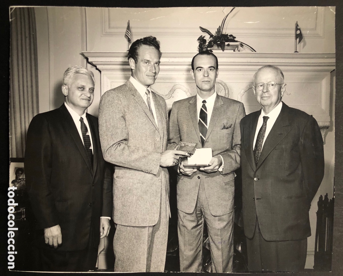 Cine: Foto original de charlton heston y el marqu&eacute;s de alcantara recibiendo placa san Juan Bosco