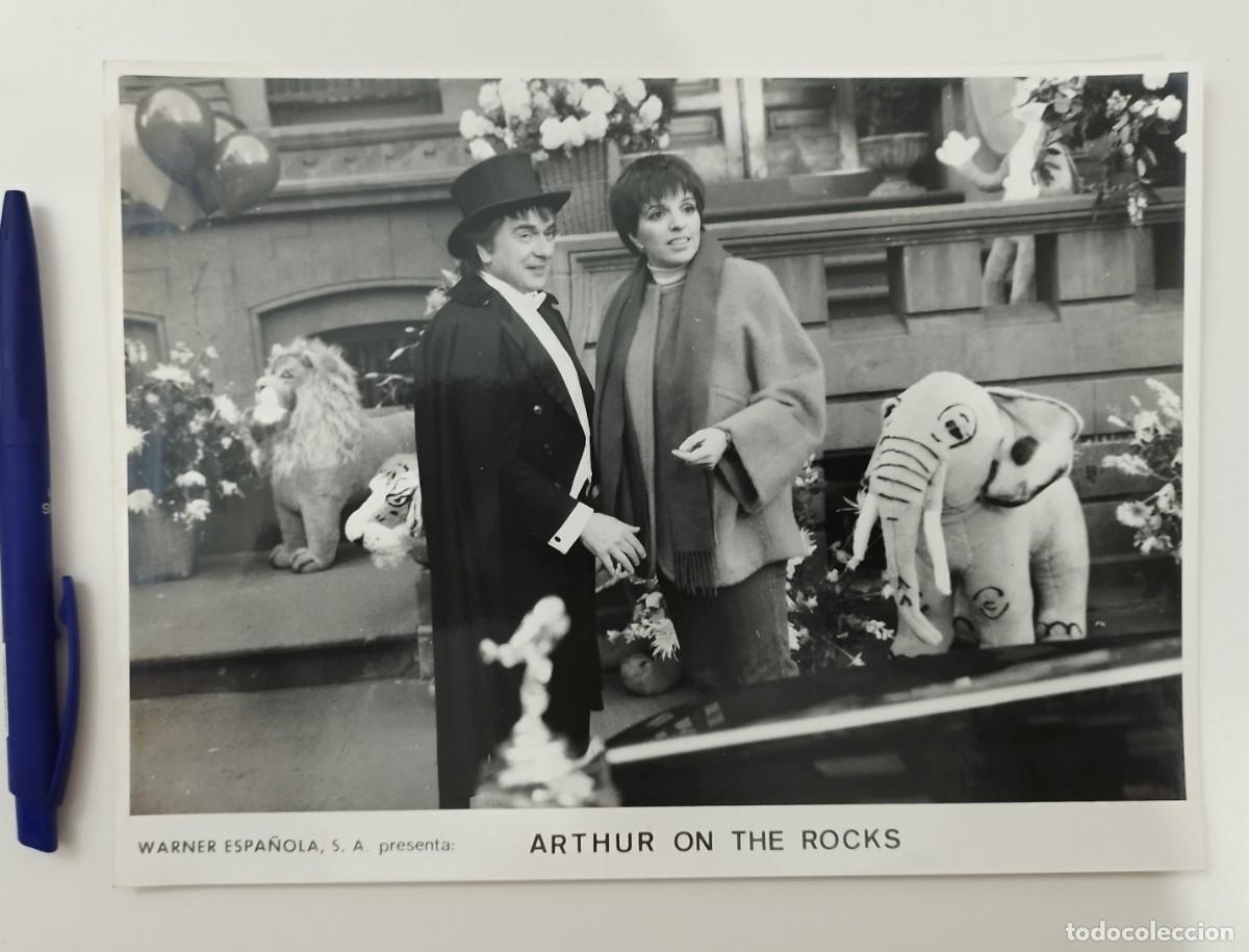 Cine: LIZA MINNELLI y DUDLEY MOORE en ARTHUR ON THE ROCKS Foto Original para medios