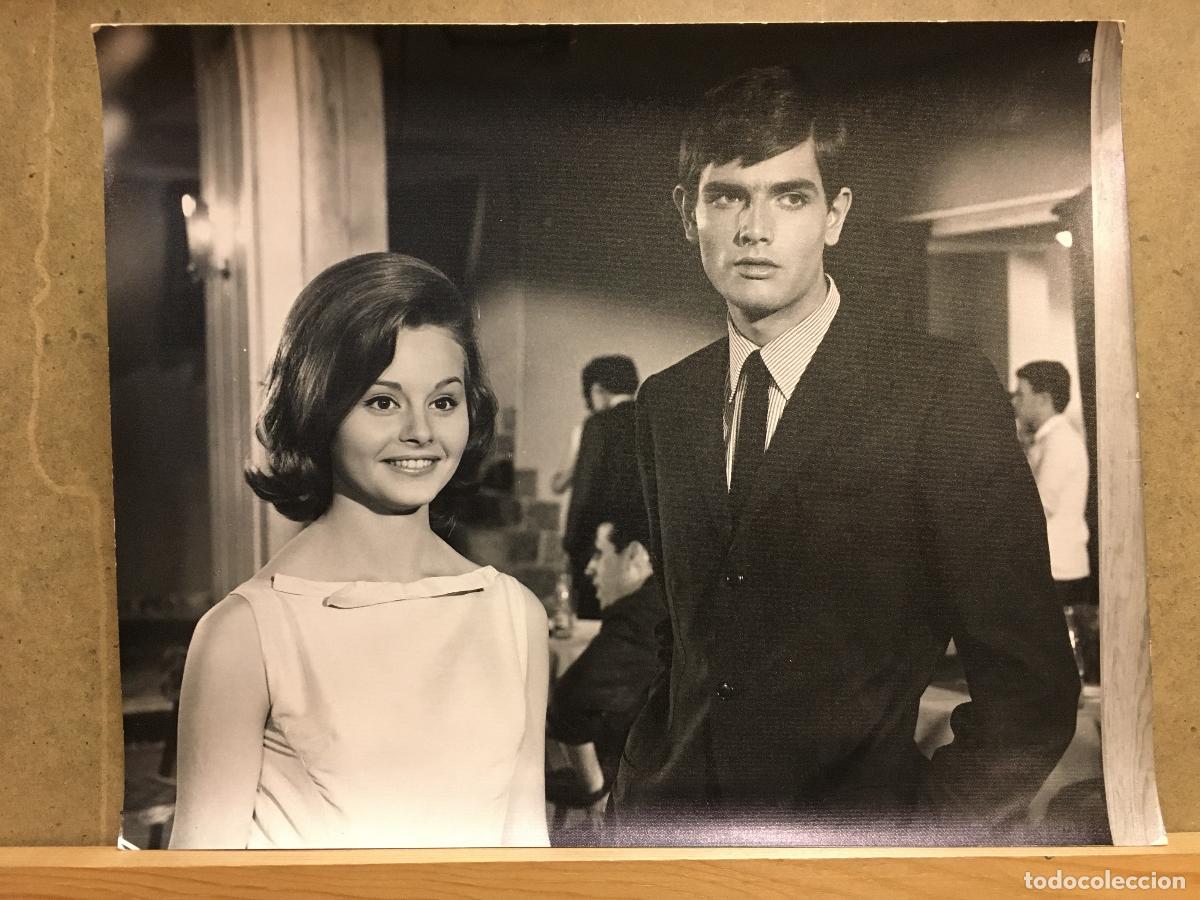 Cine: F35072 ROCIO DURCAL FABRIZIO MORONI LA CHICA DEL TREBOL FOTO B/N ORIGINAL ESPA&Ntilde;OLA 24X30