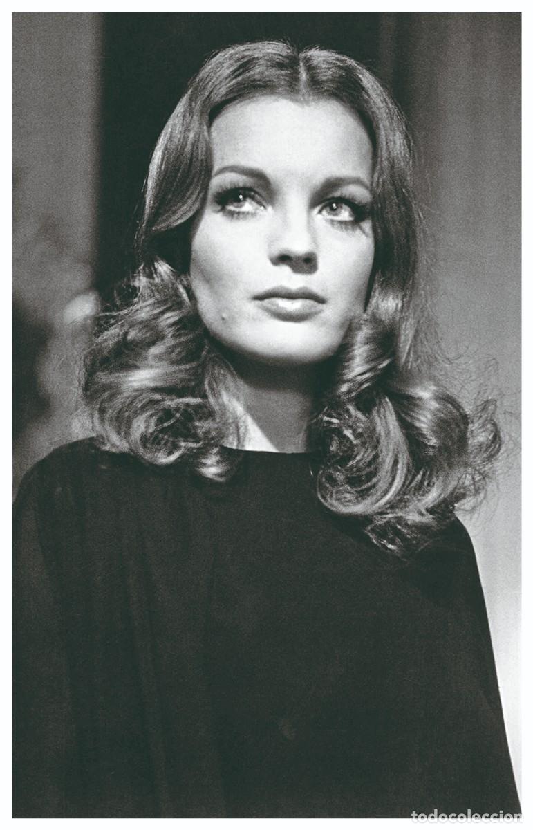Cine: Sexy ROMY SCHNEIDER actress PIN UP postcard - Publisher RWP 2003 (22)