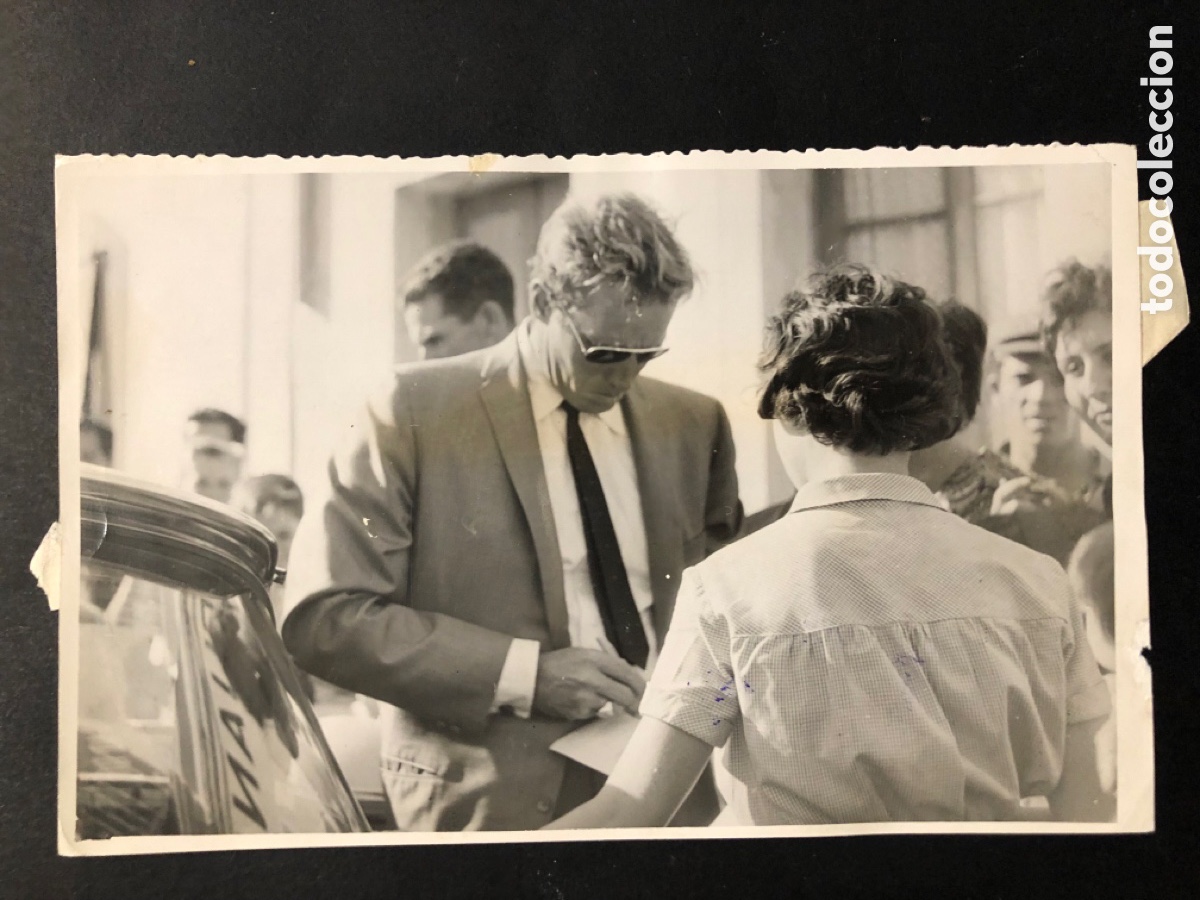 Cine: Foto original de charlton heston en Madrid firmando aut&oacute;grafos