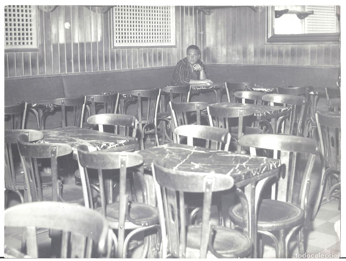 Cine: FJC 0619 JOSE BODALO EN UN BAR FOTO B/N ORIGINAL ESPA&Ntilde;OLA FOTOGRAFO VICTOR MANUEL