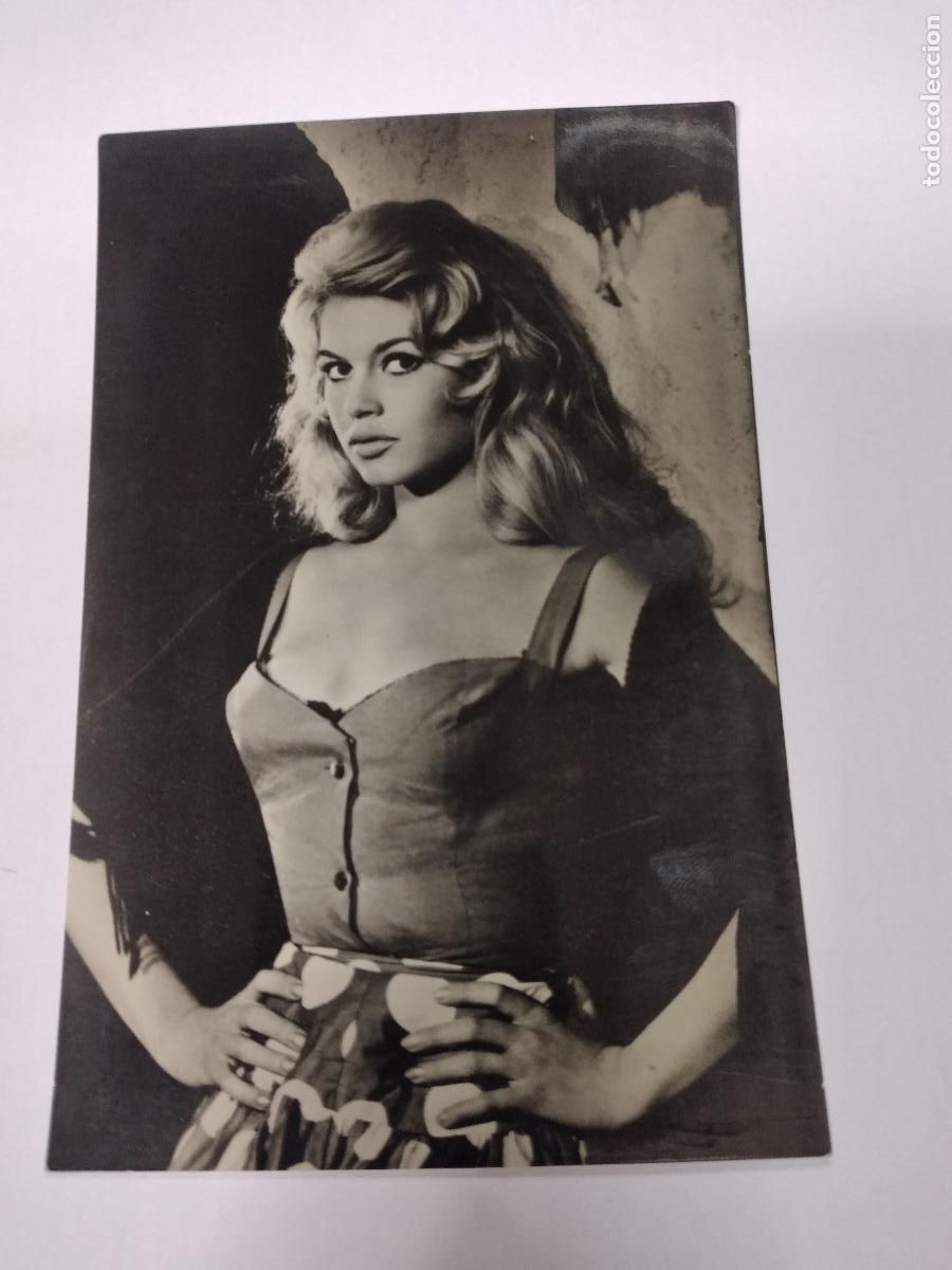 Cine: BRIGITTE BARDOT - BABETTE DE VA A LA GUERRA - FOTO POSTAL ESCRITA.