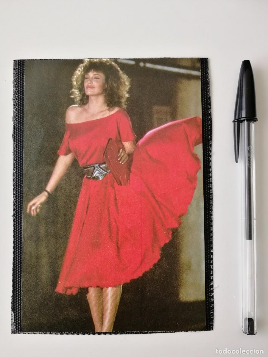 Kino: TARJETA ACARTONADA -10*15- LA MUJER DE ROJO - KELLY LEBROOK
