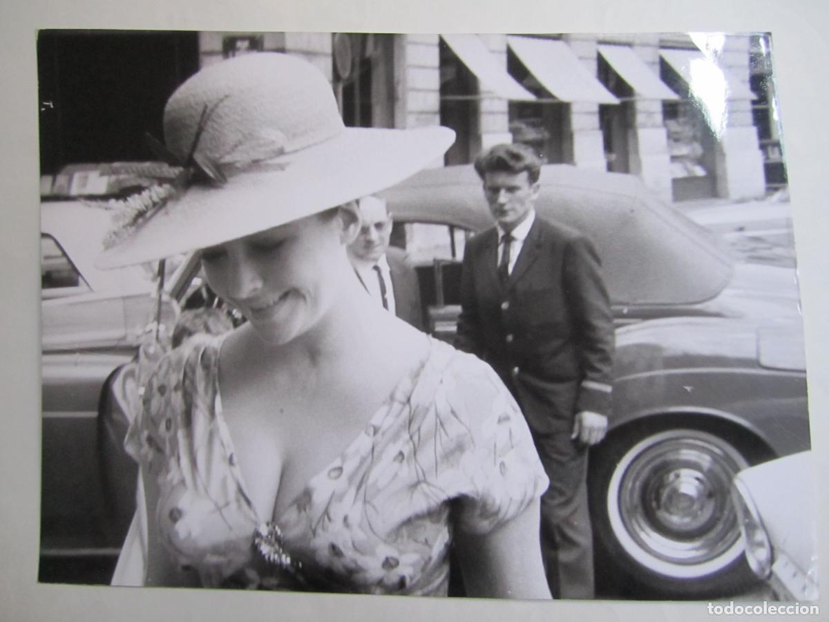 Cine: elizabeth liz taylor - foto press b/n original - cinema actress - en paris a&ntilde;os 70' - con su chofer