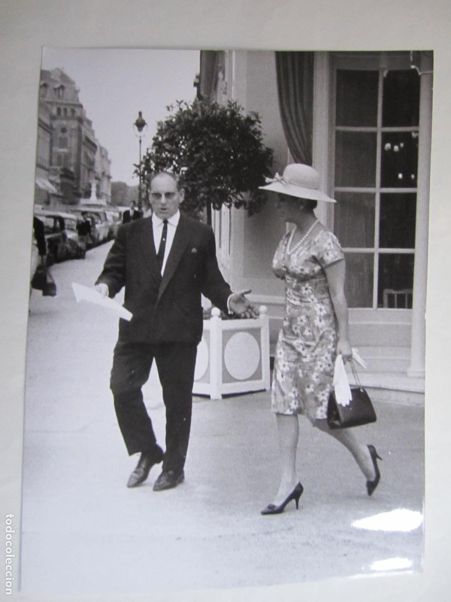 Cine: elizabeth liz taylor - foto press b/n original - cinema actress - en paris a&ntilde;os 70' - con su chofer