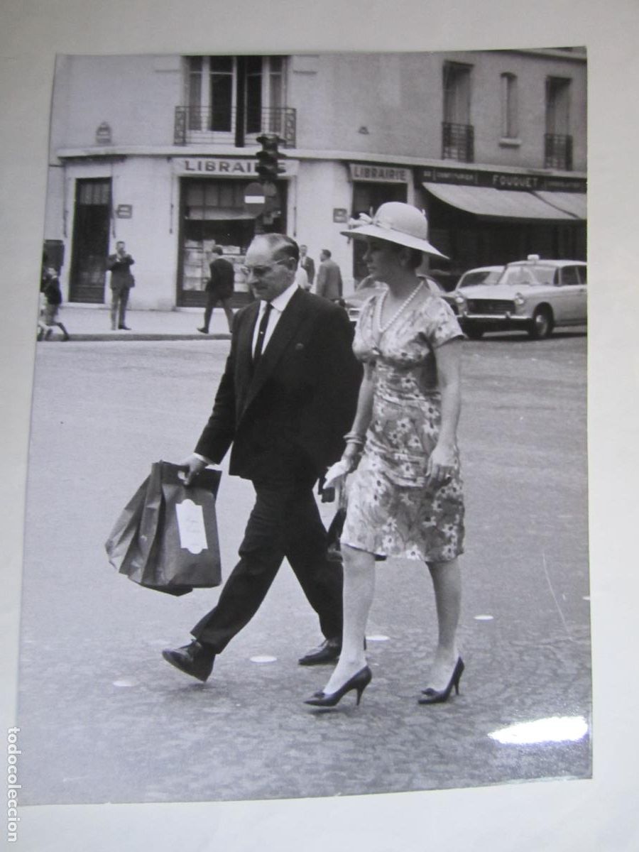 Cine: elizabeth liz taylor - foto press b/n original - cinema actress - en paris a&ntilde;os 70 con chofer gaston