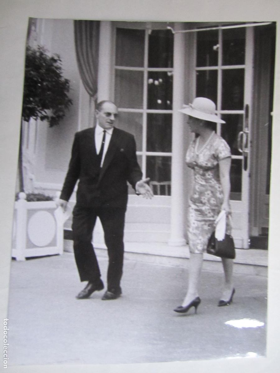 Cine: elizabeth liz taylor - foto press b/n original - cinema actress - en paris a&ntilde;os 70 con chofer gaston