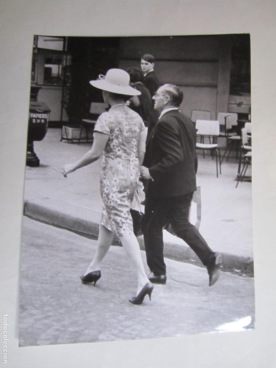 Cine: elizabeth liz taylor - foto press b/n original - cinema actress - en paris a&ntilde;os 70 con chofer gaston