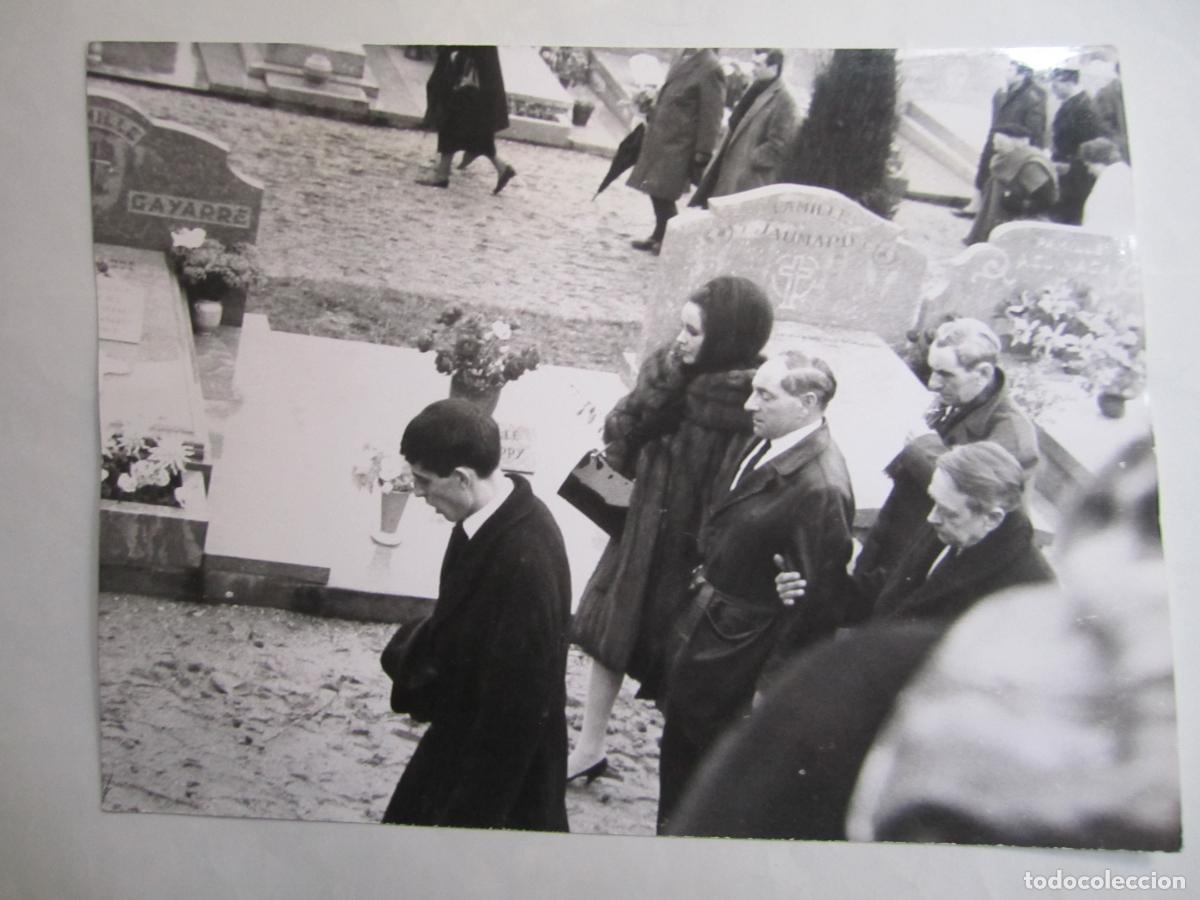 Cine: elizabeth liz taylor - foto press b/n original - cinema actress - en paris a&ntilde;os 70 con chofer gaston