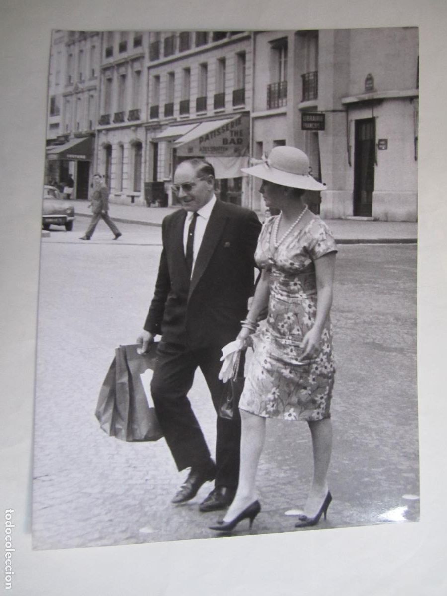 Cine: elizabeth liz taylor - foto press b/n original - cinema actress - en paris a&ntilde;os 70 con chofer gaston