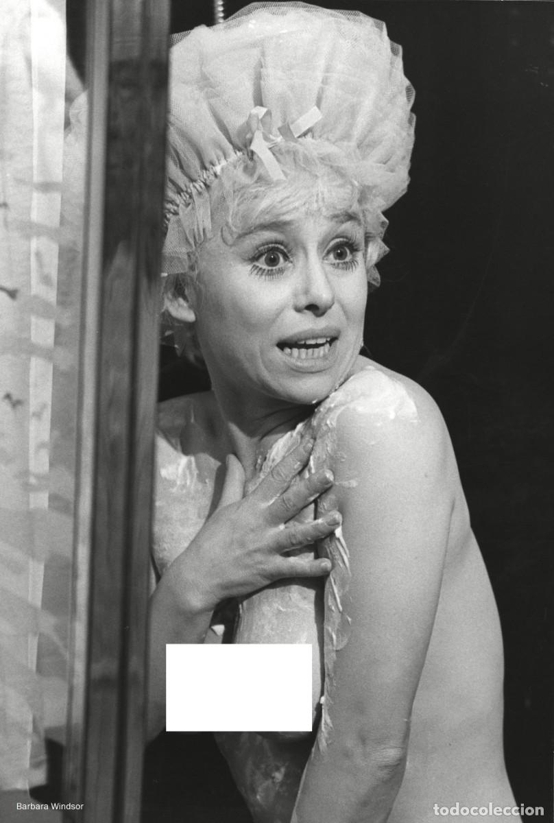 Cinema: FOTO BARBARA WINDSOR DESNUDA (NUDE) - Caps From 'Carry On Dick' 1974 - 10x15 cm