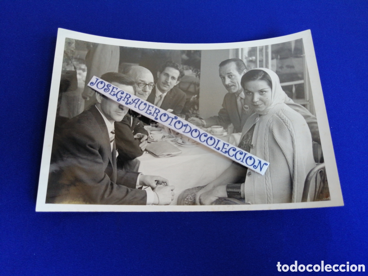 Kino: ACTRIZ CARMEN DEL LIRIO - JUNTO A SANTIAGO DE LA CRUZ Y PERIODISTAS (Alicante) A&Ntilde;O 1959 FOTOGRAF&Iacute;A