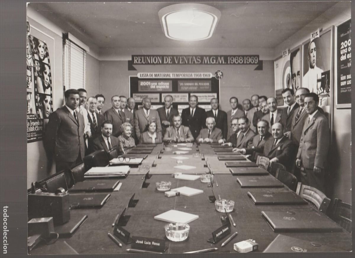 Cine: 1968/69 FOTO B/N REUNI&Oacute;N DE VENTAS M.G.M - LISTA DE MATERIAL TEMPORADA (C4)