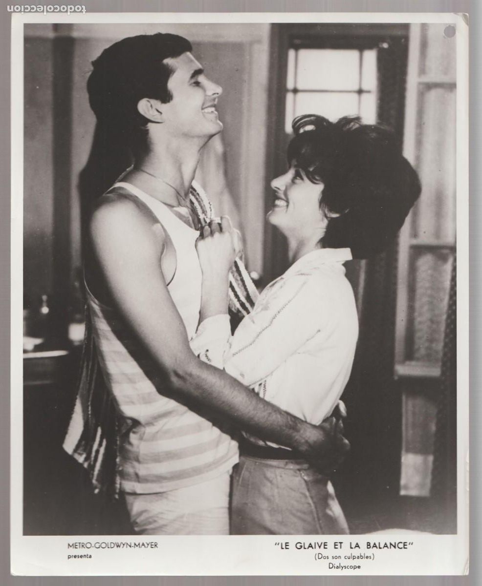 Cine: 1963 M.G.M. ''LE GLAIVE ET LA BALANCE'' DOS SON CULPABLES ANTHONY PERKINS Y LA CHICA ABRAZADOS - C28