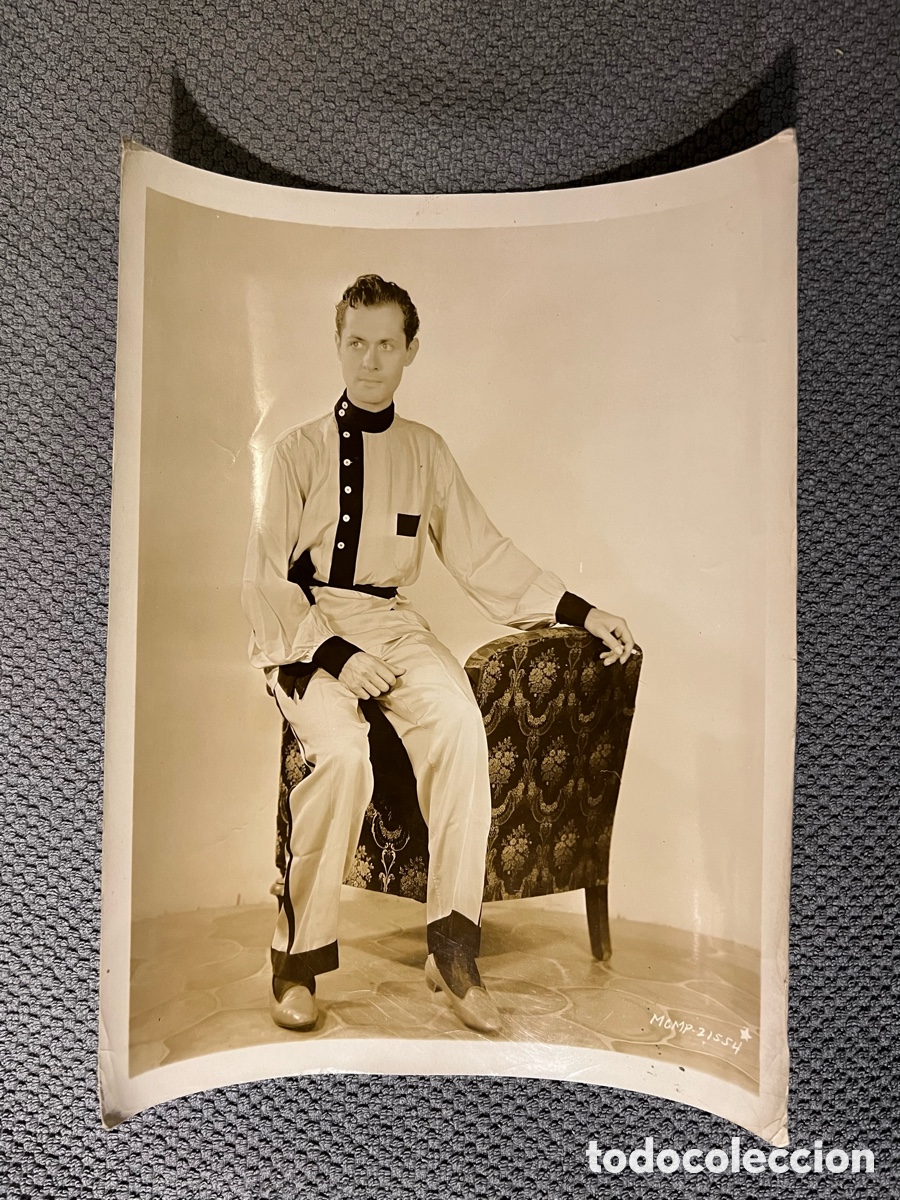 Cine: ROBERT MONTGOMERY.. Foto original MGM.. vistiendo un elegante pijama de seda ruso..
