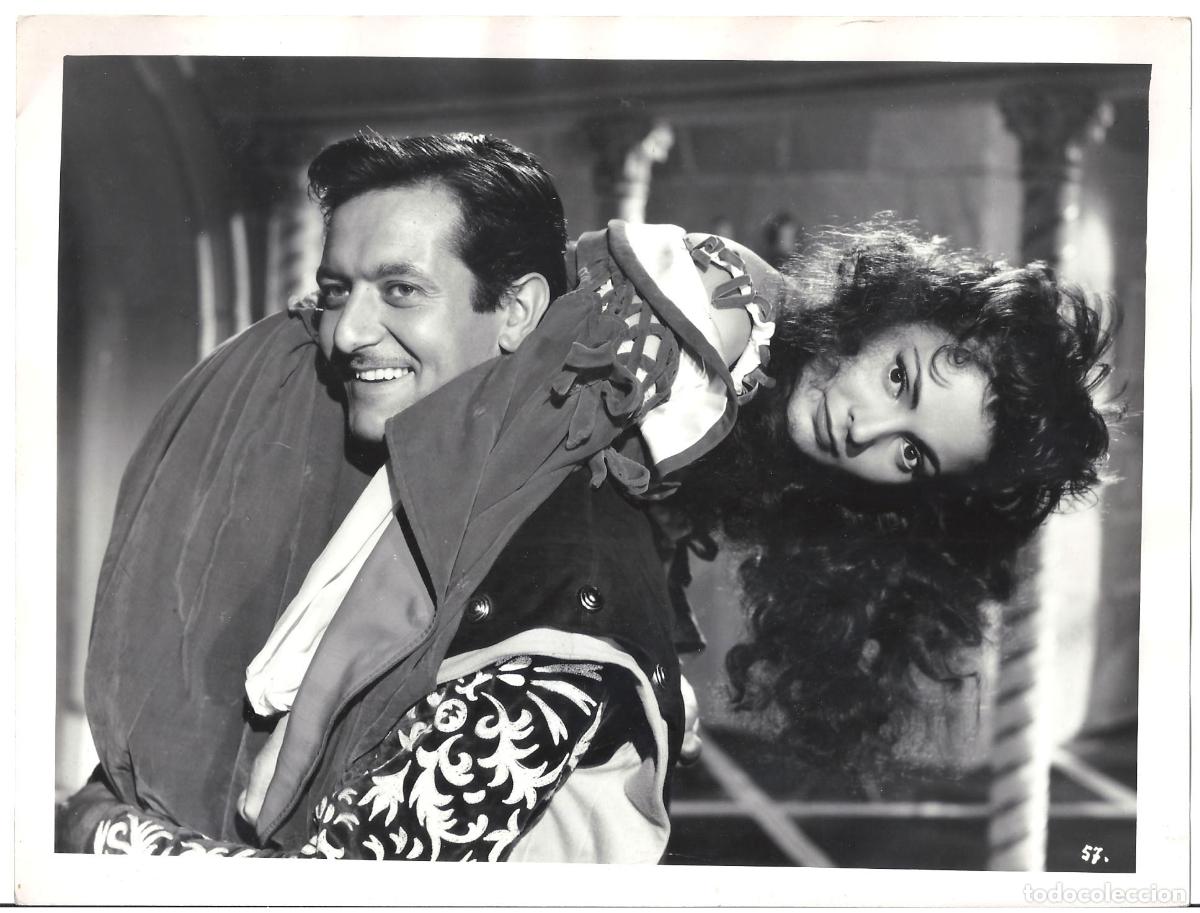 Cine: FJC 0846 CARMEN SEVILLA ALBERTO CLOSAS LA FIERECILLA DOMADA FOTO ORIG B/N ESP FOTOGRAFO SIMON LOPEZ