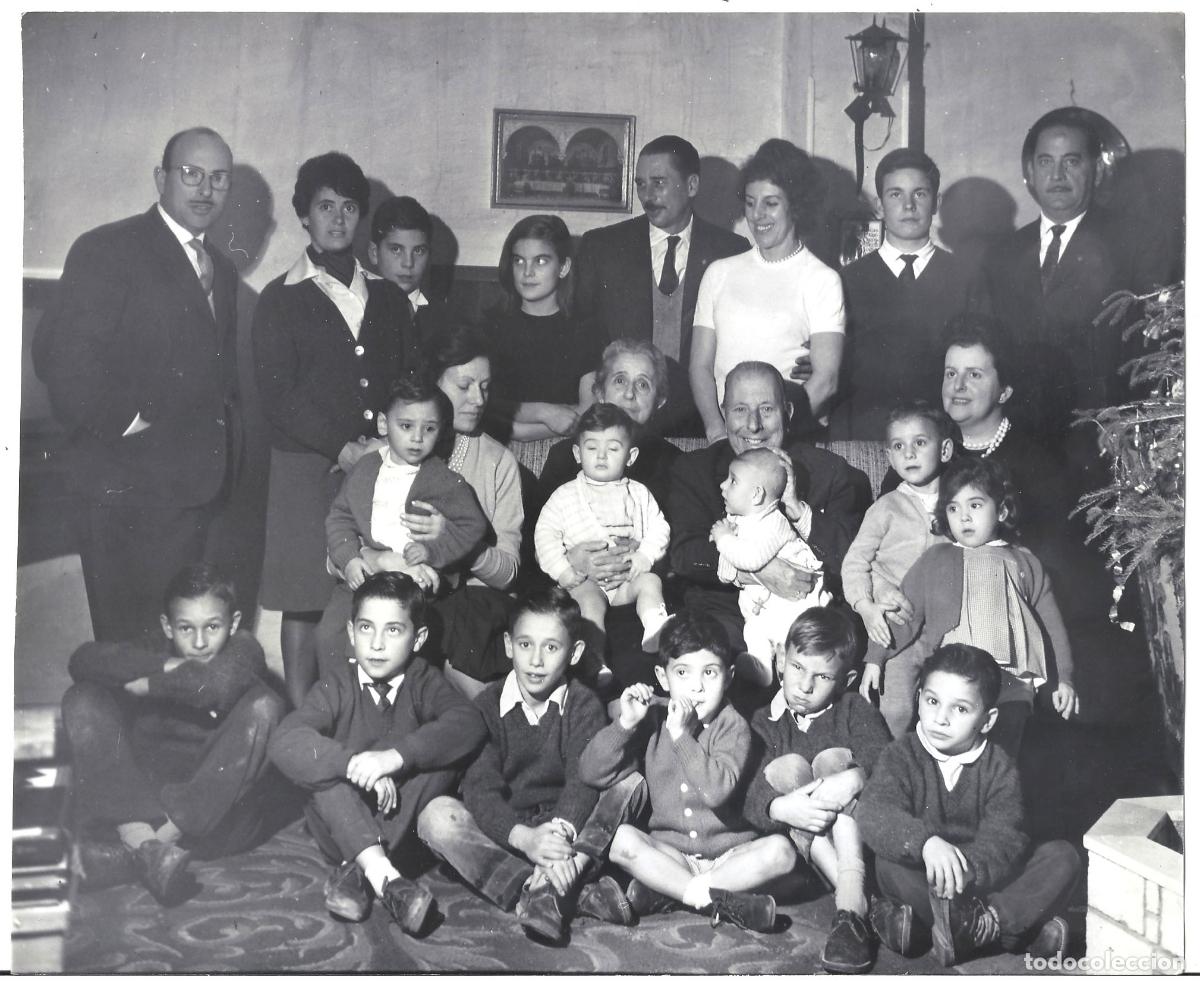 Cinema: FJC 0873 JOSE ISBERT CON LA GRAN FAMILIA REAL FOTO ORIGINAL B/N ESPA&Ntilde;OLA