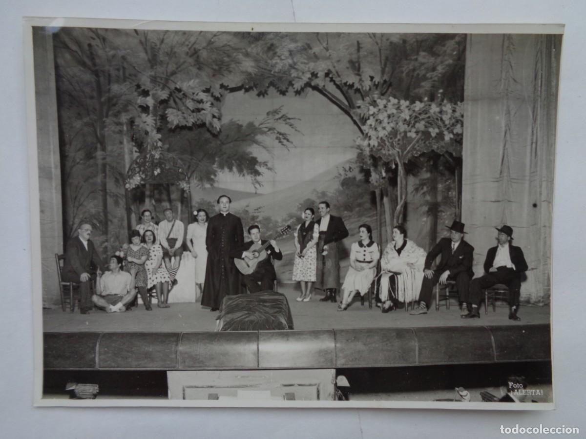 Cine: FOTO DE UNA REPRESENTACION DE TEATRO . FOTO &iexcl; ALERTA ! ... 13 X 28 CM