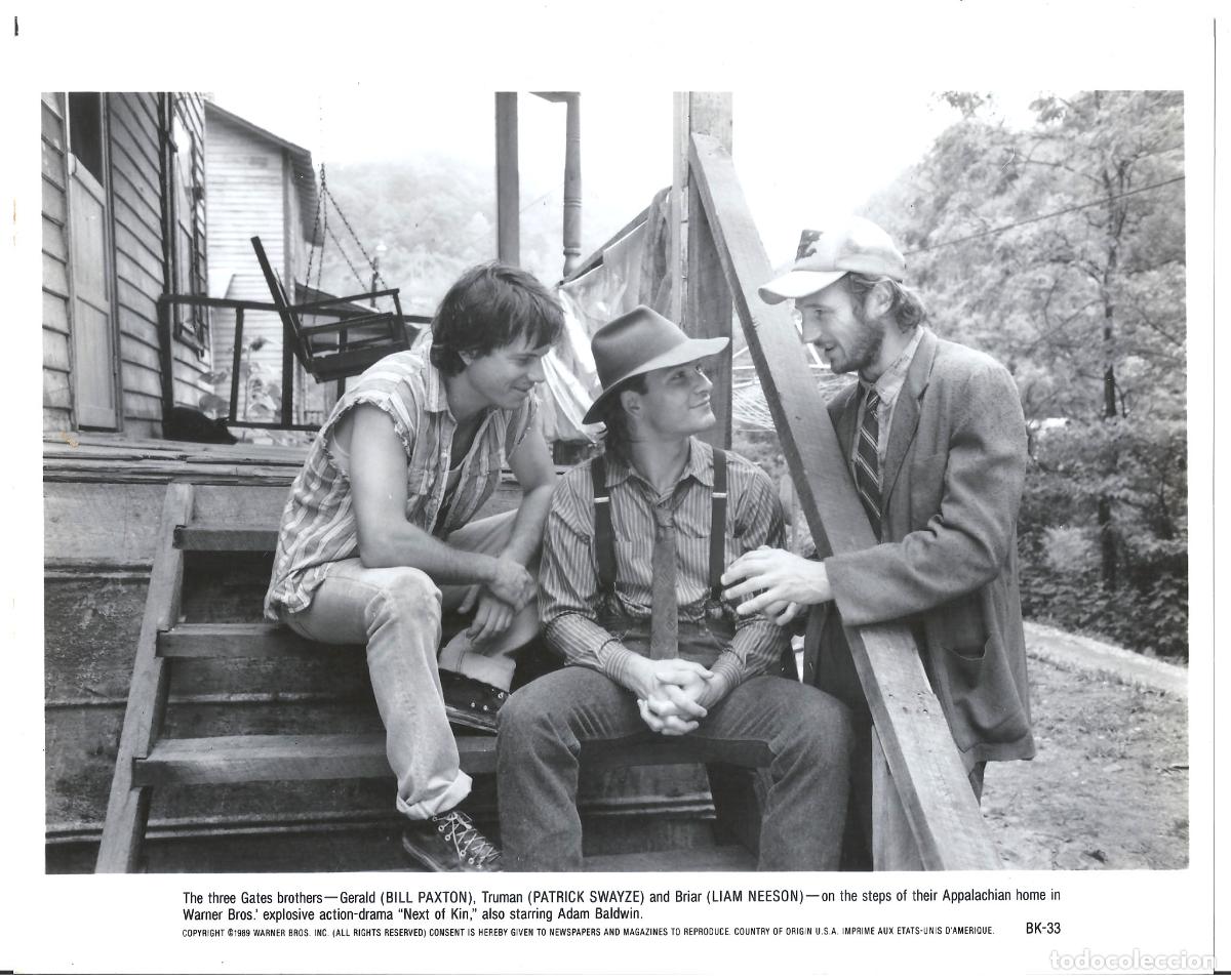 Cine: F35167 PATRICK SWAYZE BILL PAXTON LIAM NEESON CON SU PROPIA LEY FOTO ORIGINAL B/N AMERICANA