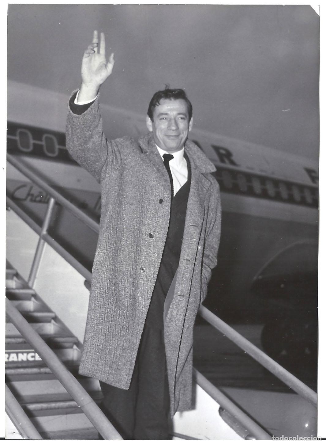 Cinema: FJC 0909 YVES MONTAND AEROPUERTO AVION FOTO B/N ORIGINAL FOTOGRAFO KEYSTONE