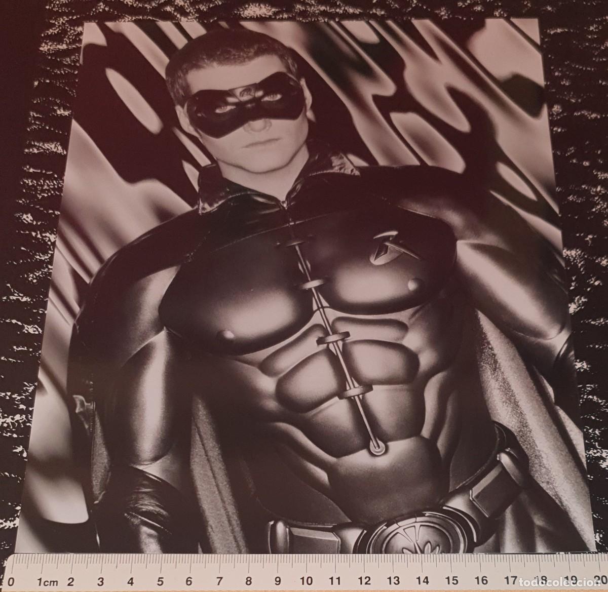 Cine: Fotograf&iacute;a blanco y negro CHRIS O'DONNELL Batman y Robin. Medida aprox 20x25 cm papel fotogr&aacute;fico.