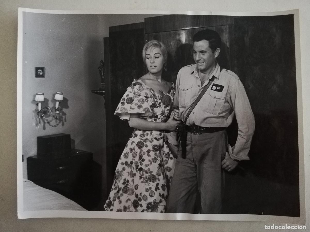 Cine: FOTOGRAFIA, ANALIA GADE Y ARTURO FERNANDEZ, ESCENA DE LA PELICULA, LA FIEL INFANTERIA