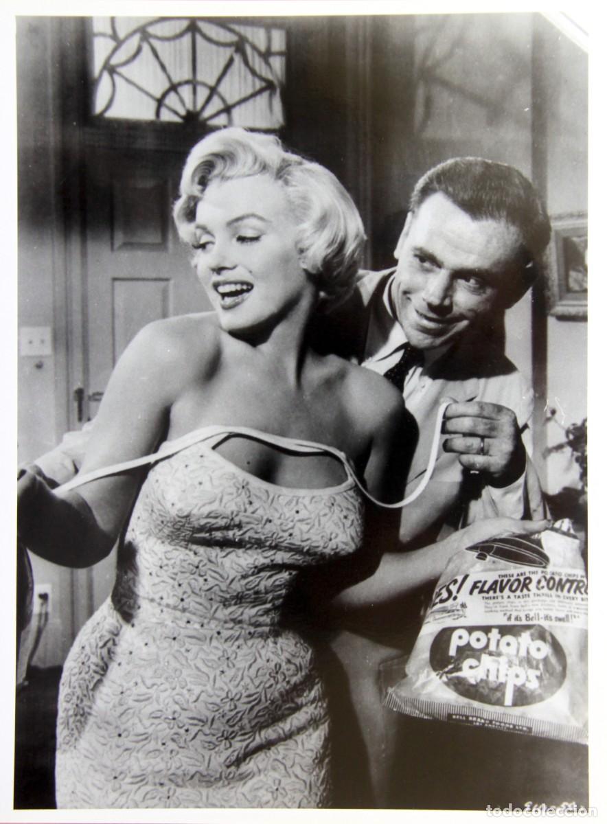 Cinema: la tentacion vive arriba - foto original b/n - marilyn monroe & tom evell &ndash; 20x27cm