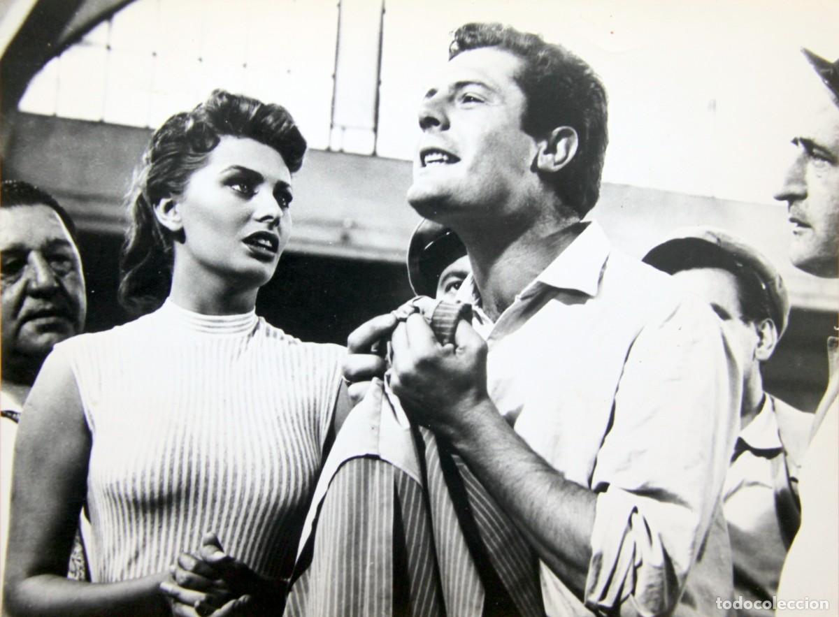 Kino: SOPHIA LOREN & MARCELLO MASTROIANI: LA LADRONA, SU PADRE Y EL TAXISTA-FOTO ORIGINAL B/N - 24 x 18 cm