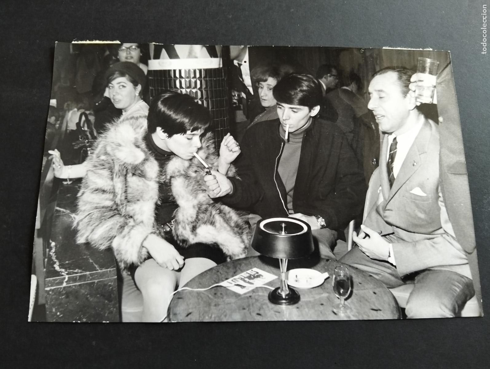 Cin&eacute;ma: GERALDINE CHAPLIN ACTRIZ CON MANOLO VELASCO Y JOAQUIN PRAT ANTIGUA FOTOGRAFIA ORIGINAL 12 X 18 CM