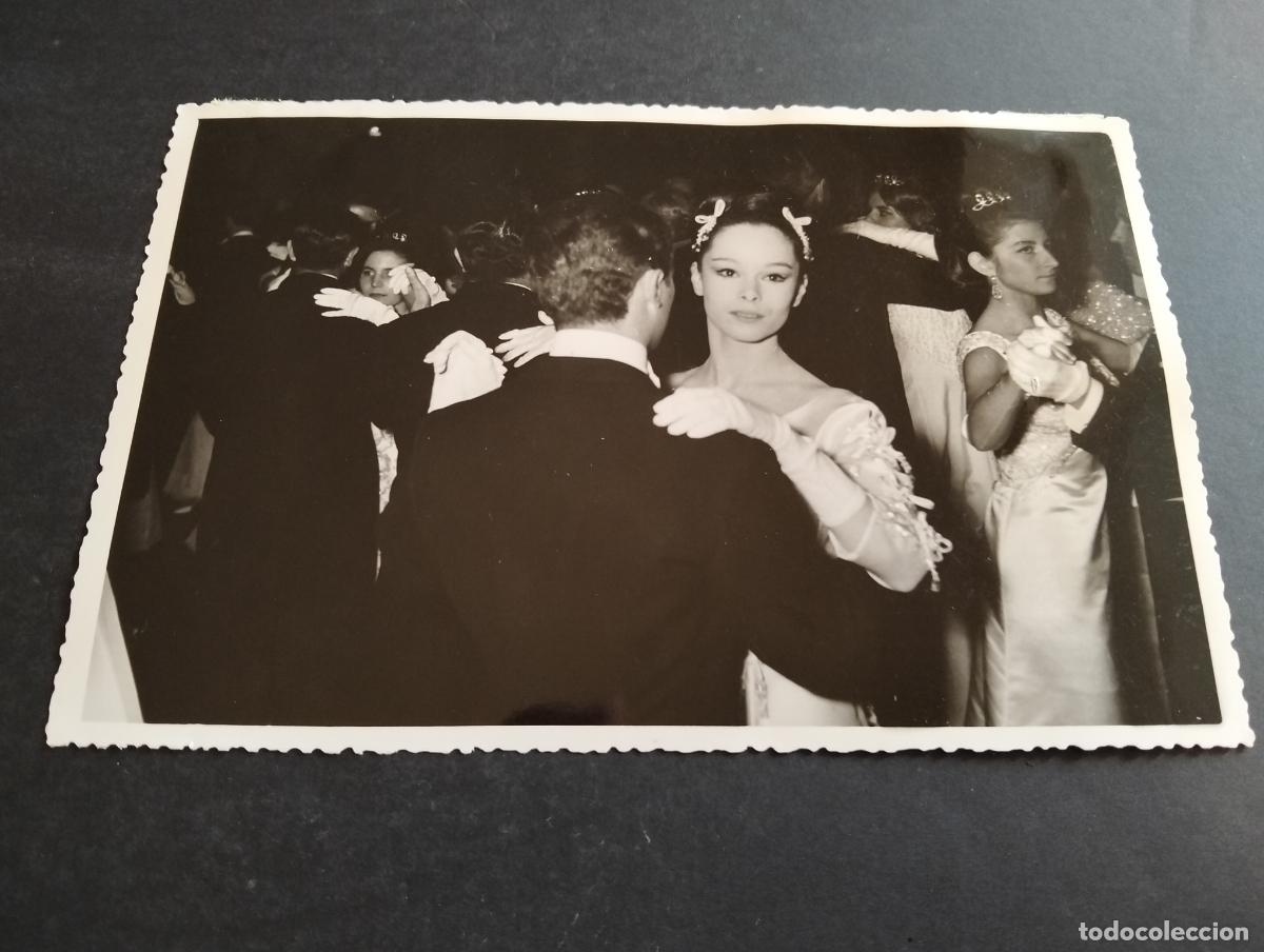 Cin&eacute;ma: GERALDINE CHAPLIN ACTRIZ SEVILLA BAILE CASA DE PILATOS ANTIGUA FOTOGRAFIA ORIGINAL 12 X 18 CM