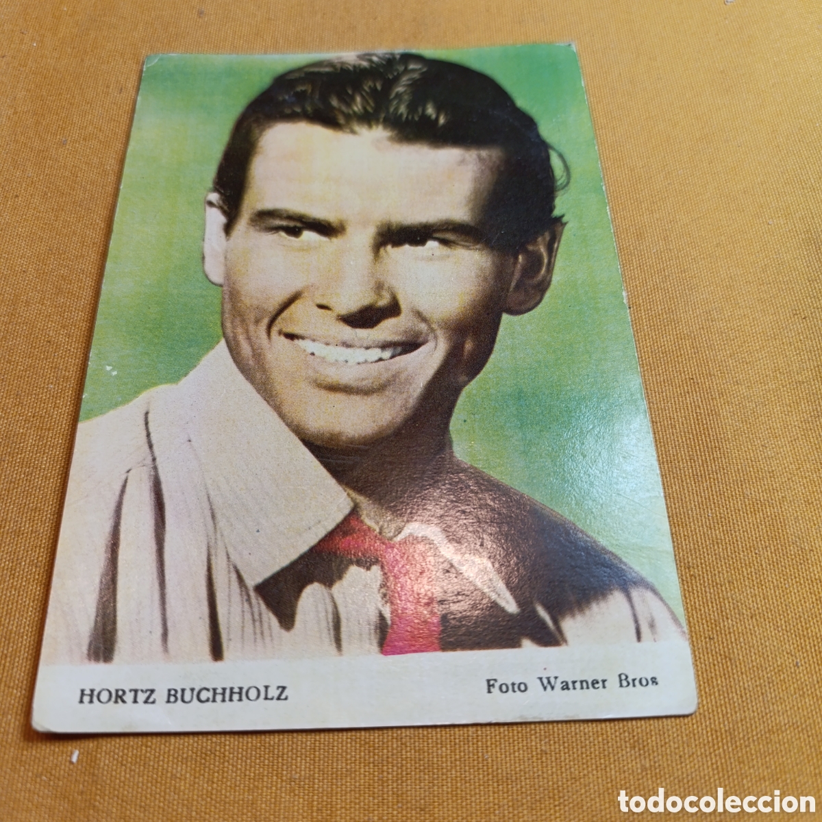 Kino: POSTAL, FICHA DE HORTZ BUCHHOLZ. FOTO WARNER BROS.