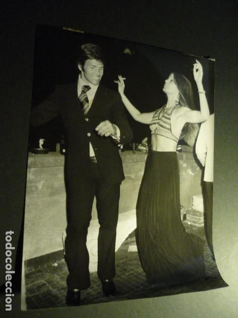 Kino: MARISA MELL ACTRIZ CON HOWARD ROSS ANTIGUA FOTOGRAFIA ORIGINAL 24 X 18 CM