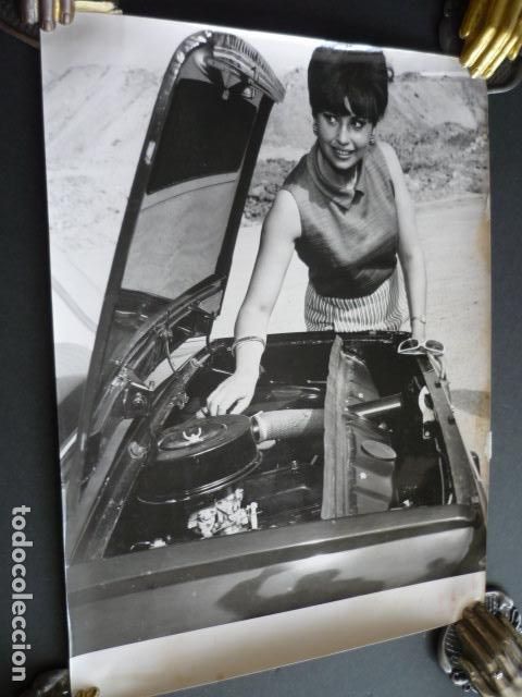 Cin&eacute;ma: MARY PAZ PONDAL ACTRIZ CON AUTOMOVIL RENAULT R-10 ANTIGUA FOTOGRAFIA ORIGINAL 24 X 18 CM
