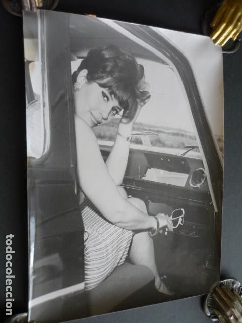 Kino: MARY PAZ PONDAL ACTRIZ CON AUTOMOVIL RENAULT R-10 ANTIGUA FOTOGRAFIA ORIGINAL 24 X 18 CM