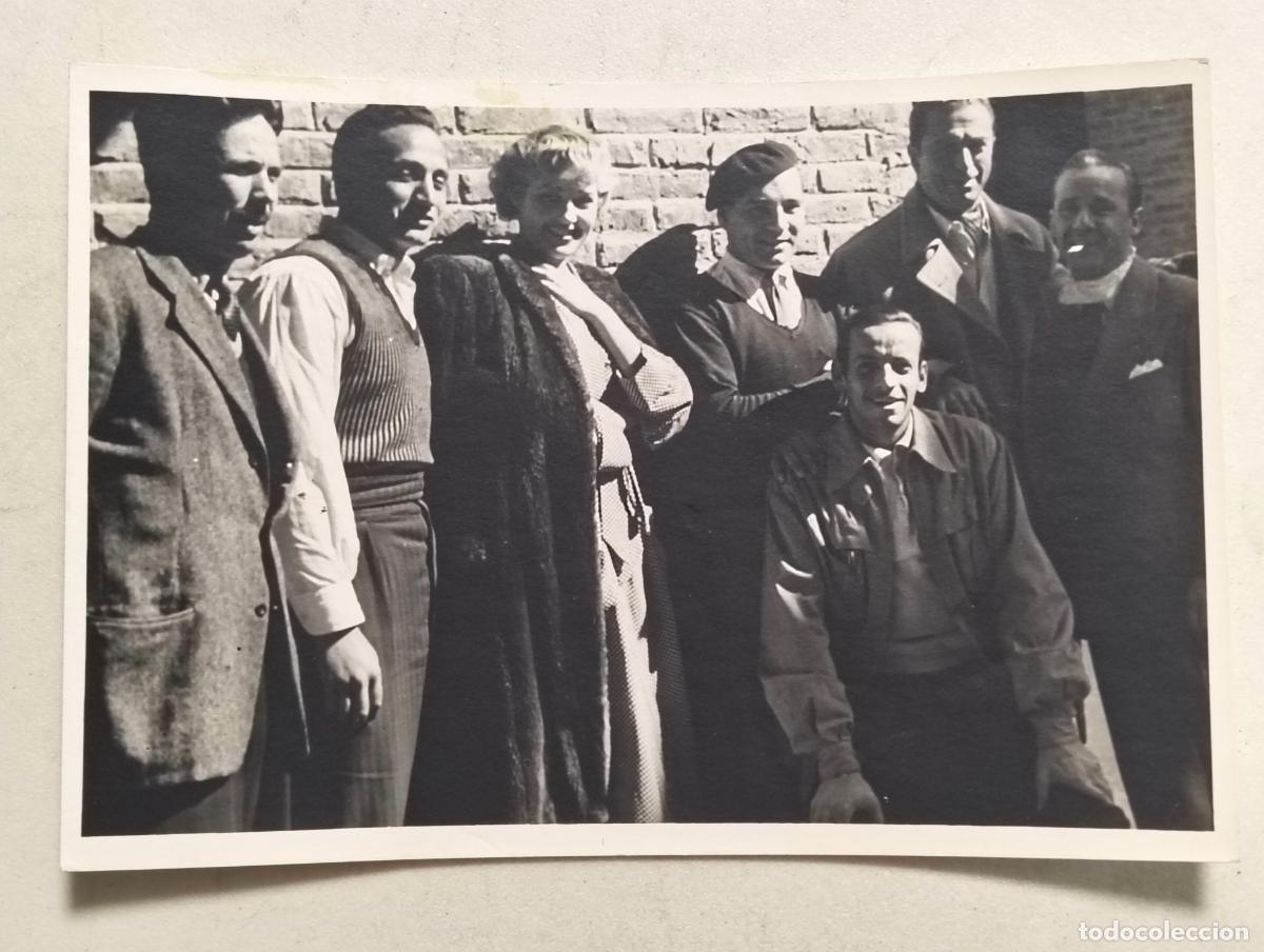 Cine: ANTIGUA FOTOGRAFIA ANALIA GADE CON COMPA&Ntilde;EROS, MEDIDAS 11,5 X 8 CM