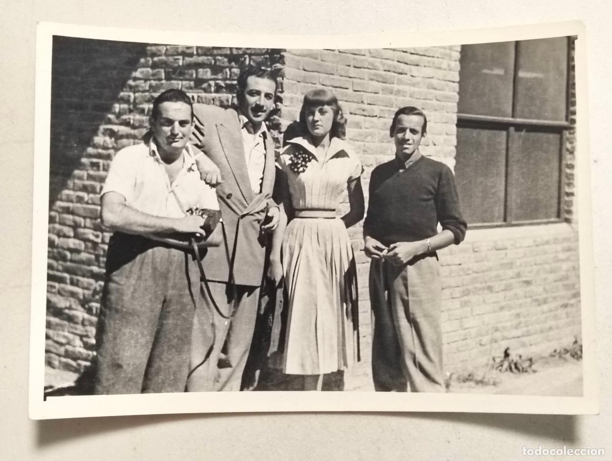 Cine: ANTIGUA FOTOGRAFIA ANALIA GADE CON COMPA&Ntilde;EROS, MEDIDAS 11 X 8 CM